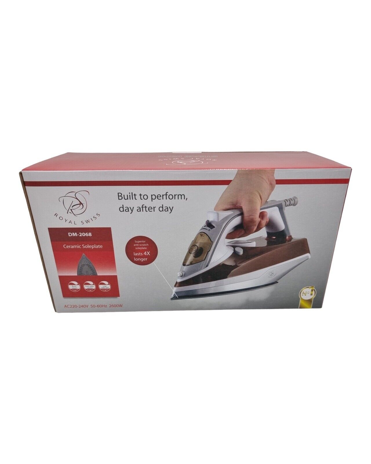 Bügeleisen in Box mit Text, Hand hält es. Text: 'Built to perform, day after day'.