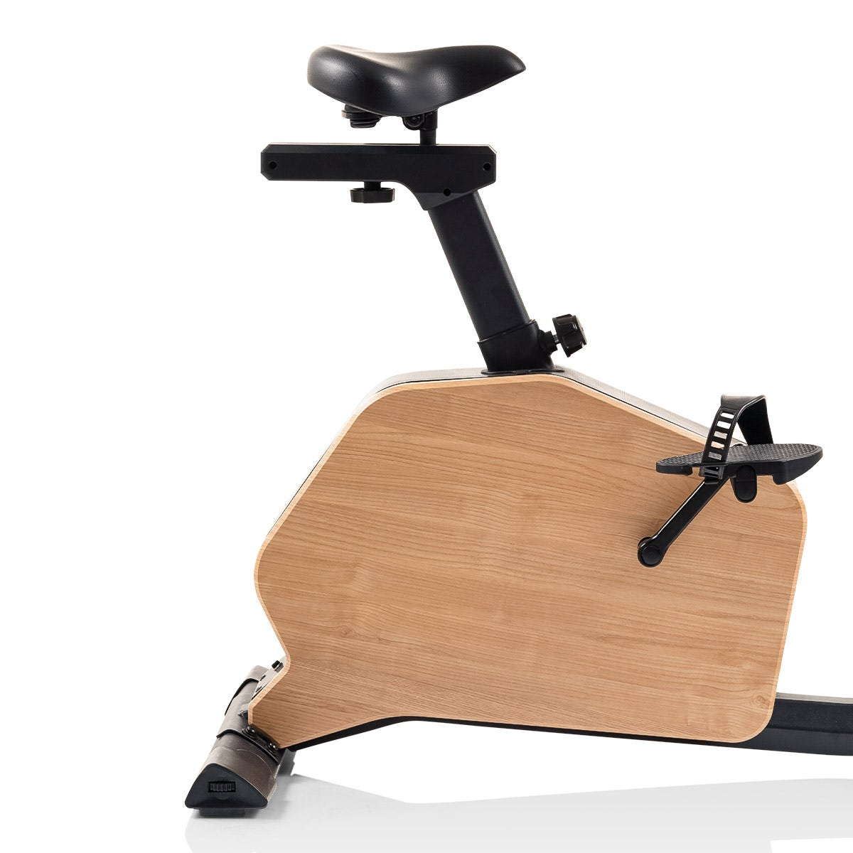 Ein Trainingsfahrrad mit Holzrahmen, schwarzem Sitz und Pedalen.