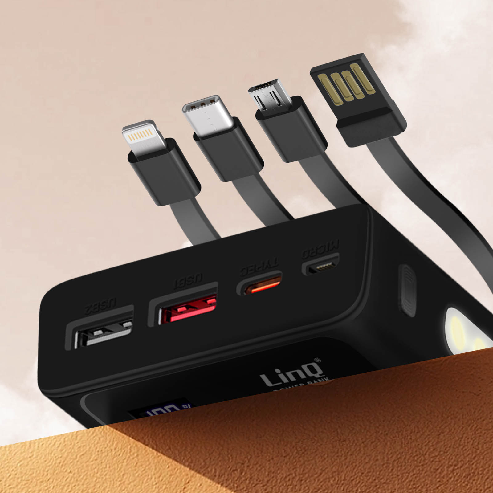 Batterie externe noire avec plusieurs ports USB. Câbles avec différents connecteurs. Fond beige.