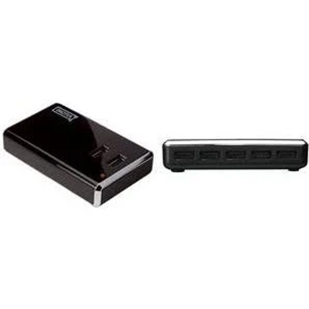 Zwei schwarze Geräte, eine Powerbank und ein USB-Hub, auf einer weißen Oberfläche.