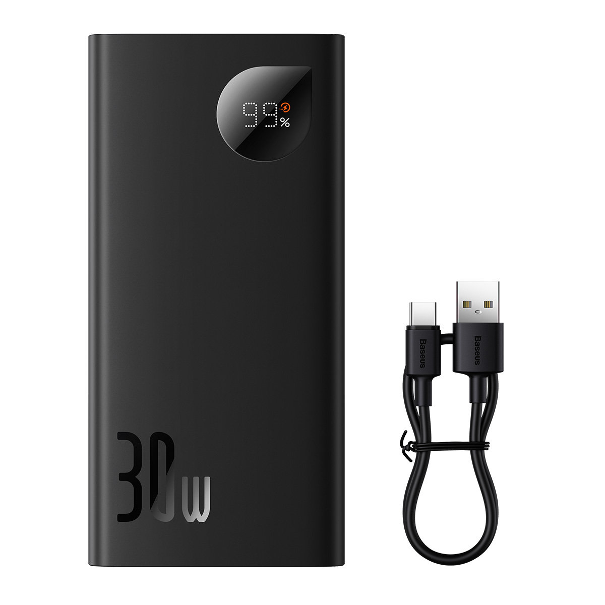 Power bank nero con schermo che mostra il 99%, un cavo USB-C e un cavo USB.