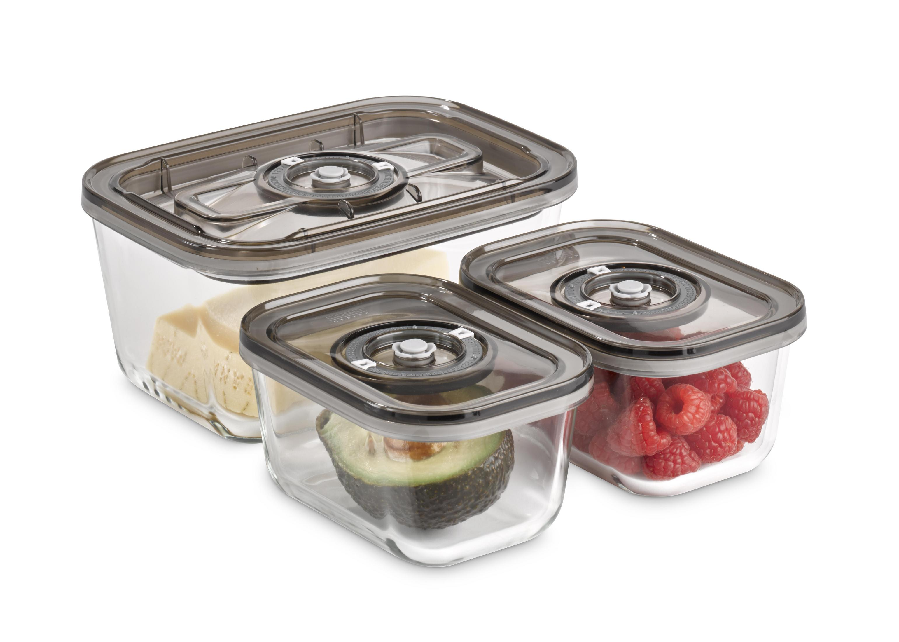 Tre contenitori di vetro per alimenti. Hanno coperchi grigio scuro e contengono cibo.