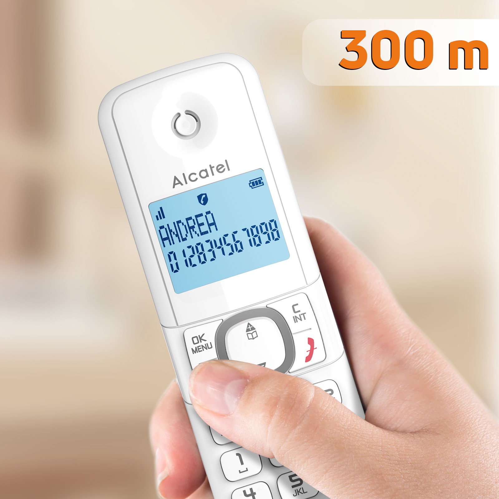 Una persona sosteniendo un teléfono inalámbrico Alcatel blanco con pantalla y botones.