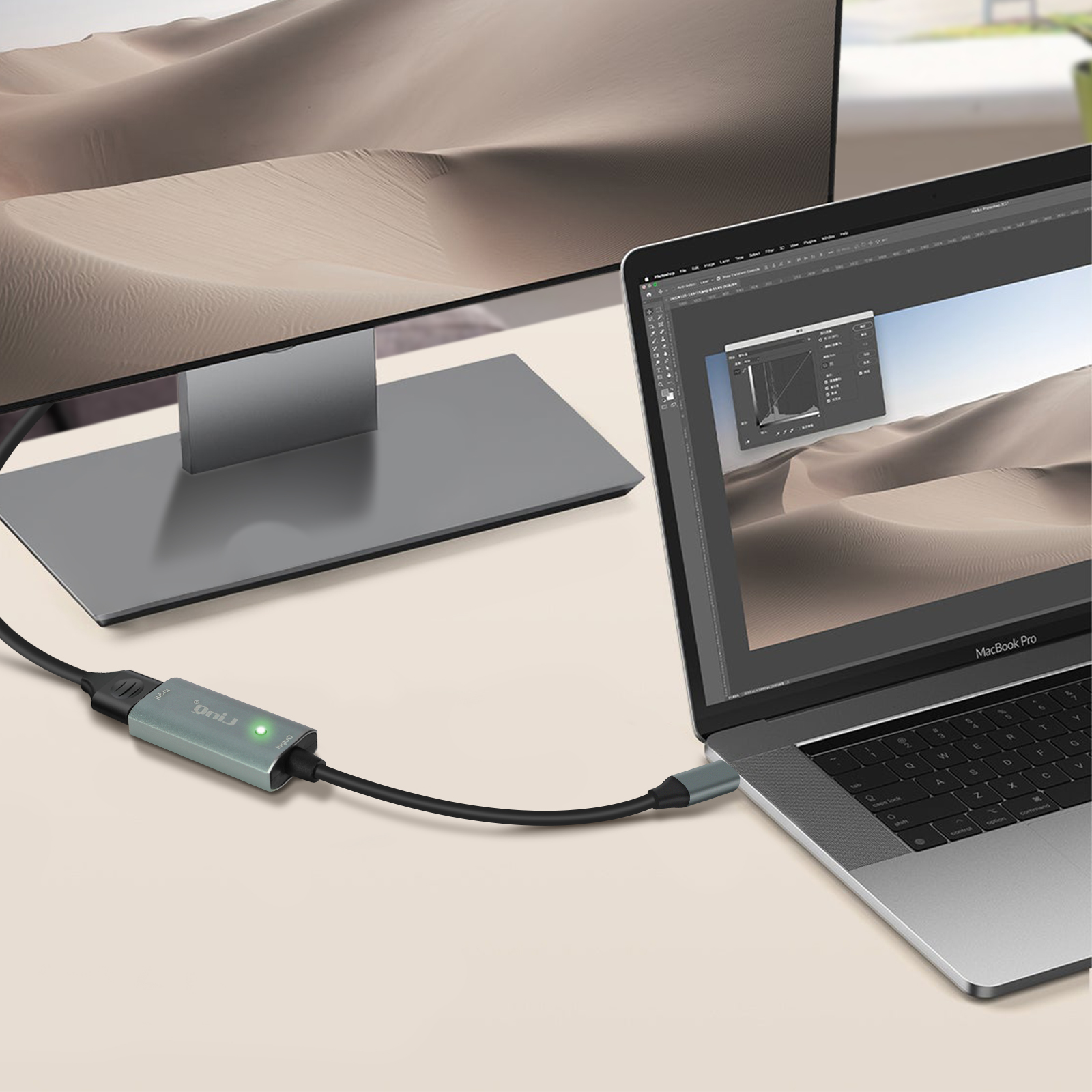 Un laptop collegato a un monitor tramite un cavo e un connettore verdi.