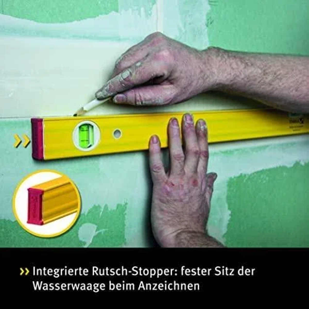 Hände einer Person, die eine gelbe Wasserwaage benutzen. Nahaufnahme der Wasserwaage mit einer Blase.