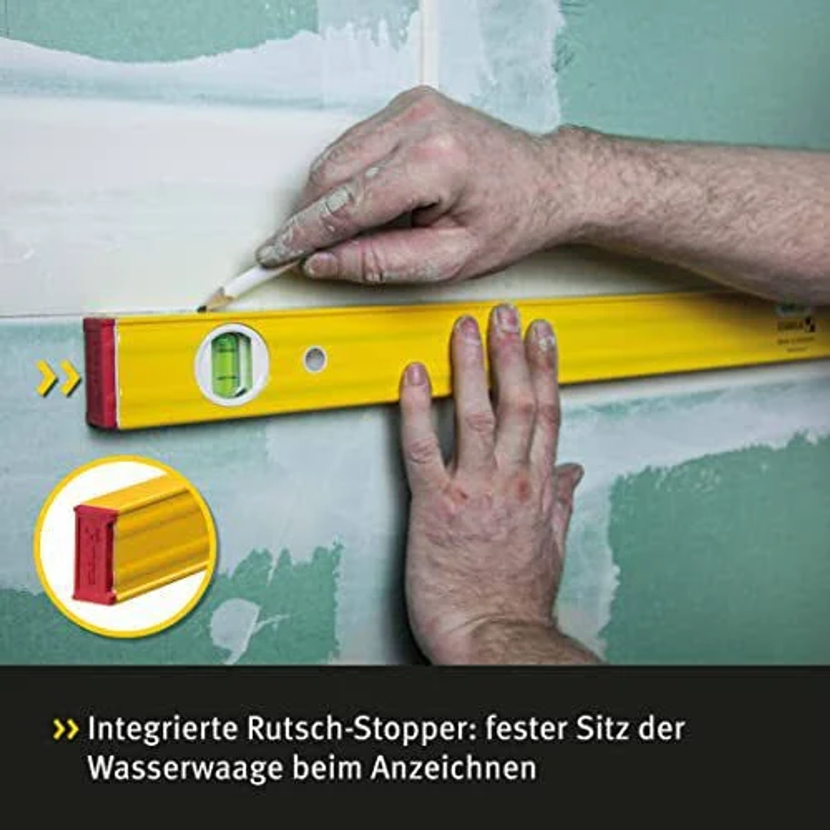 Eine Person, die eine Wasserwaage und einen Bleistift an einer Wand benutzt, mit Text über die Wasserwaage.