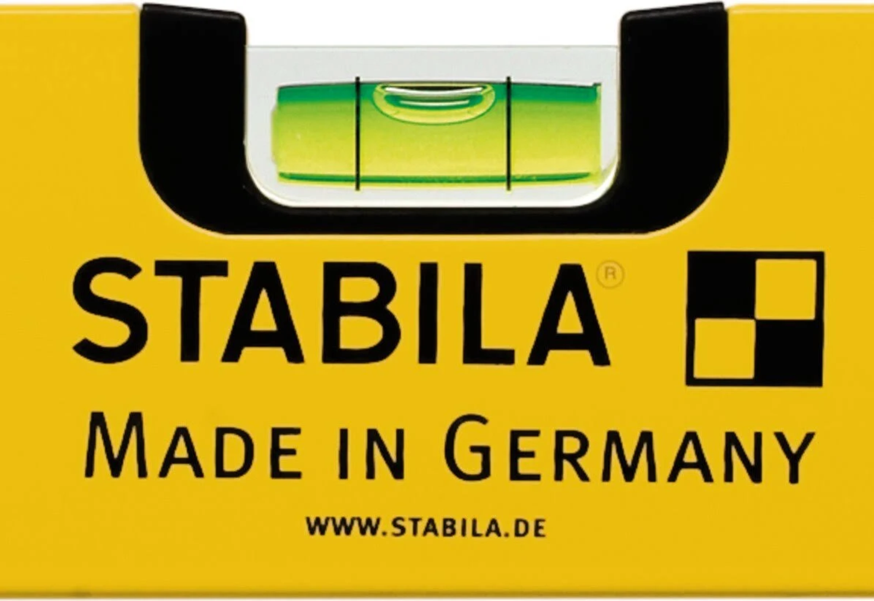 Nahaufnahme einer Wasserwaagenblase. Gelber Körper mit Stabila-Logo. Made in Germany Text vorhanden.