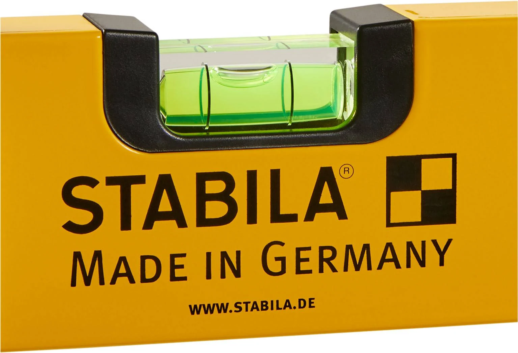 Nahaufnahme einer gelben Wasserwaage. Es steht STABILA, MADE IN GERMANY. Eine Libelle ist sichtbar.