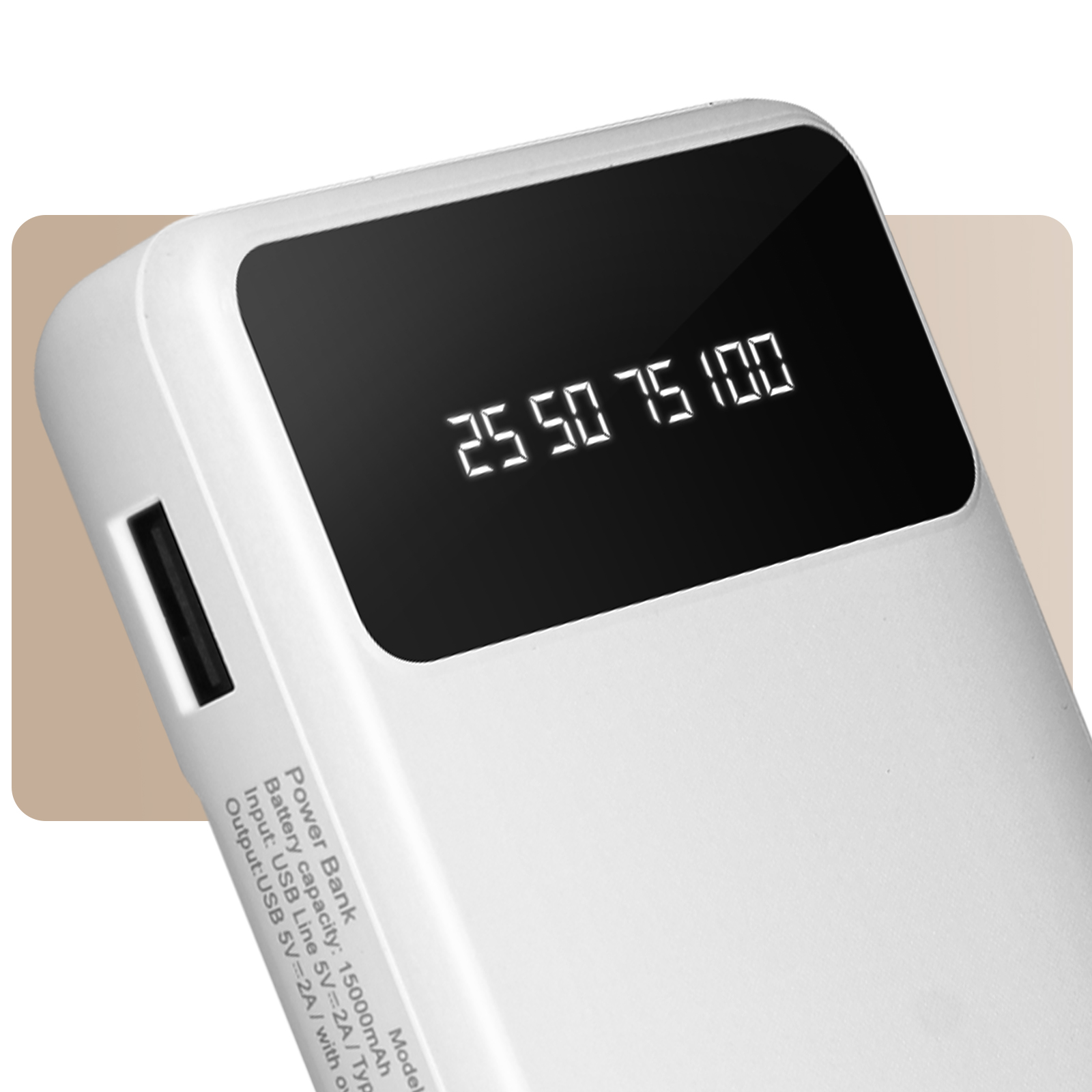 Une batterie externe blanche affiche 25, 50, 75 et 100 sur son écran. La batterie externe possède un port USB.