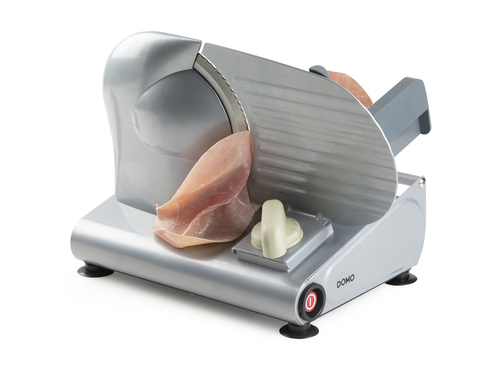 Trancheuse à viande argentée avec tranches de jambon, isolée sur fond blanc.