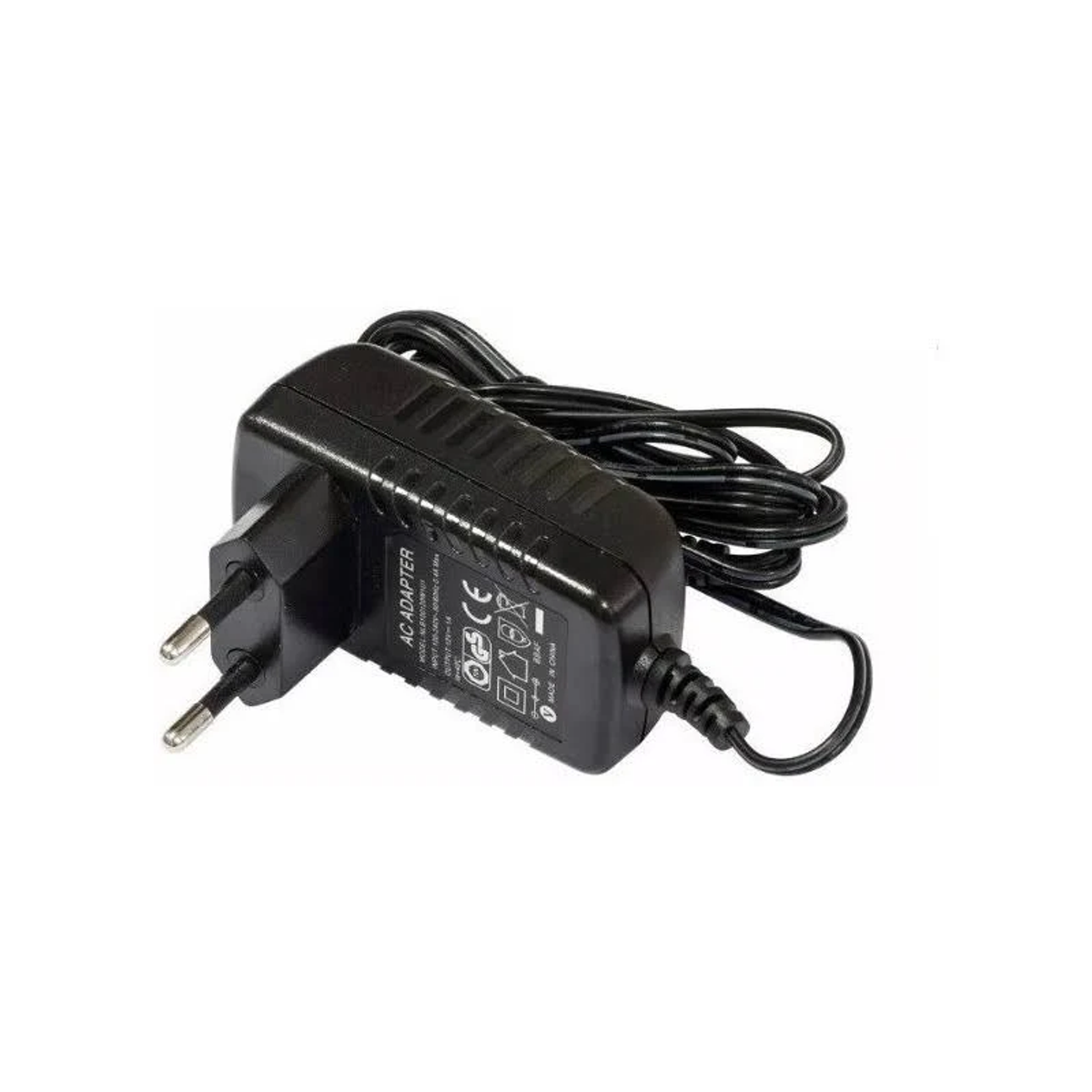 Czarny zasilacz sieciowy z dwoma bolcami i czarnym kablem, białe tło. Zasilacz ma etykiety i znak CE.