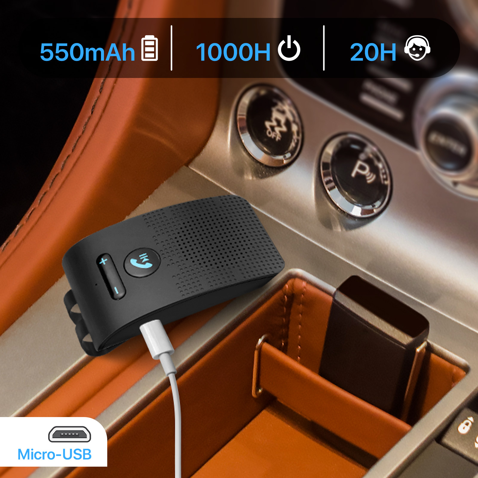 Schwarze Freisprecheinrichtung im Auto, verbunden mit einem weißen Ladekabel.