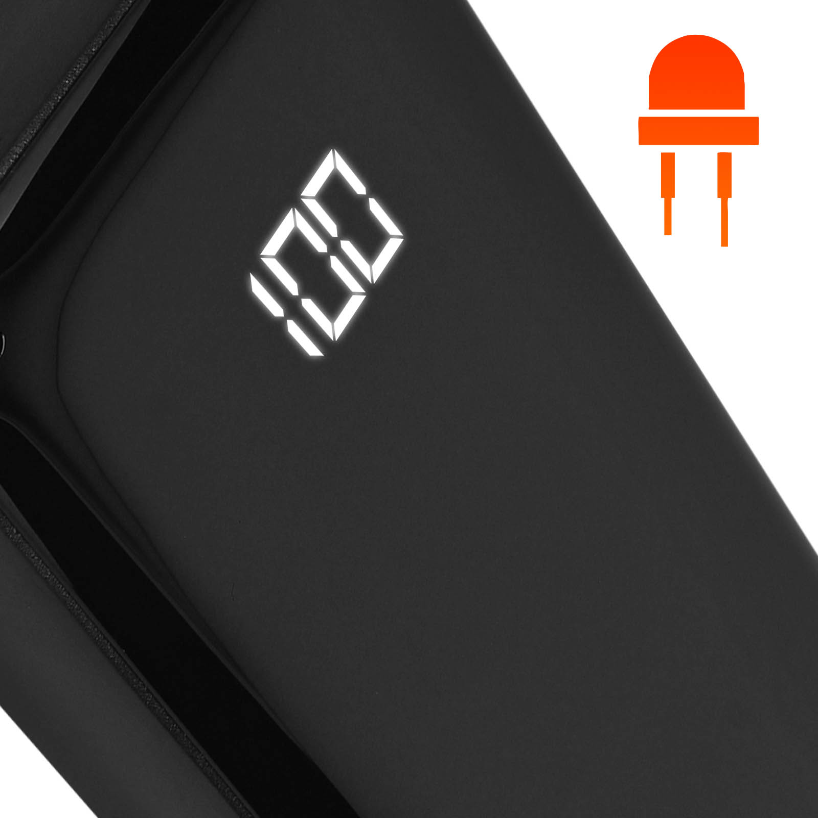 Schwarze Powerbank mit digitaler Anzeige, die 100 anzeigt. Ein oranges LED-Symbol wird ebenfalls angezeigt.