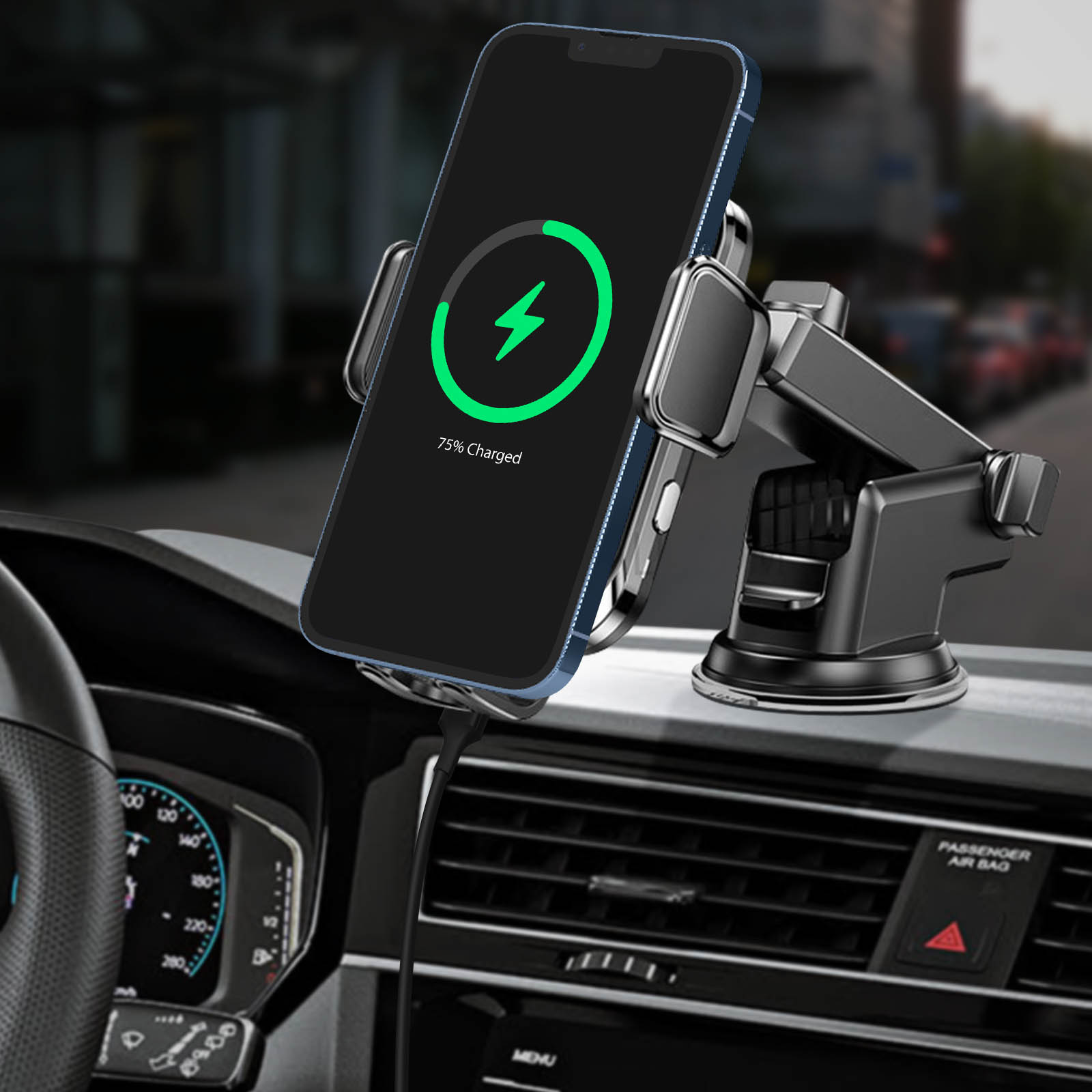 Telefon lädt in einer Autohalterung und zeigt ein Ladesymbol an. Armaturenbrett im Hintergrund.