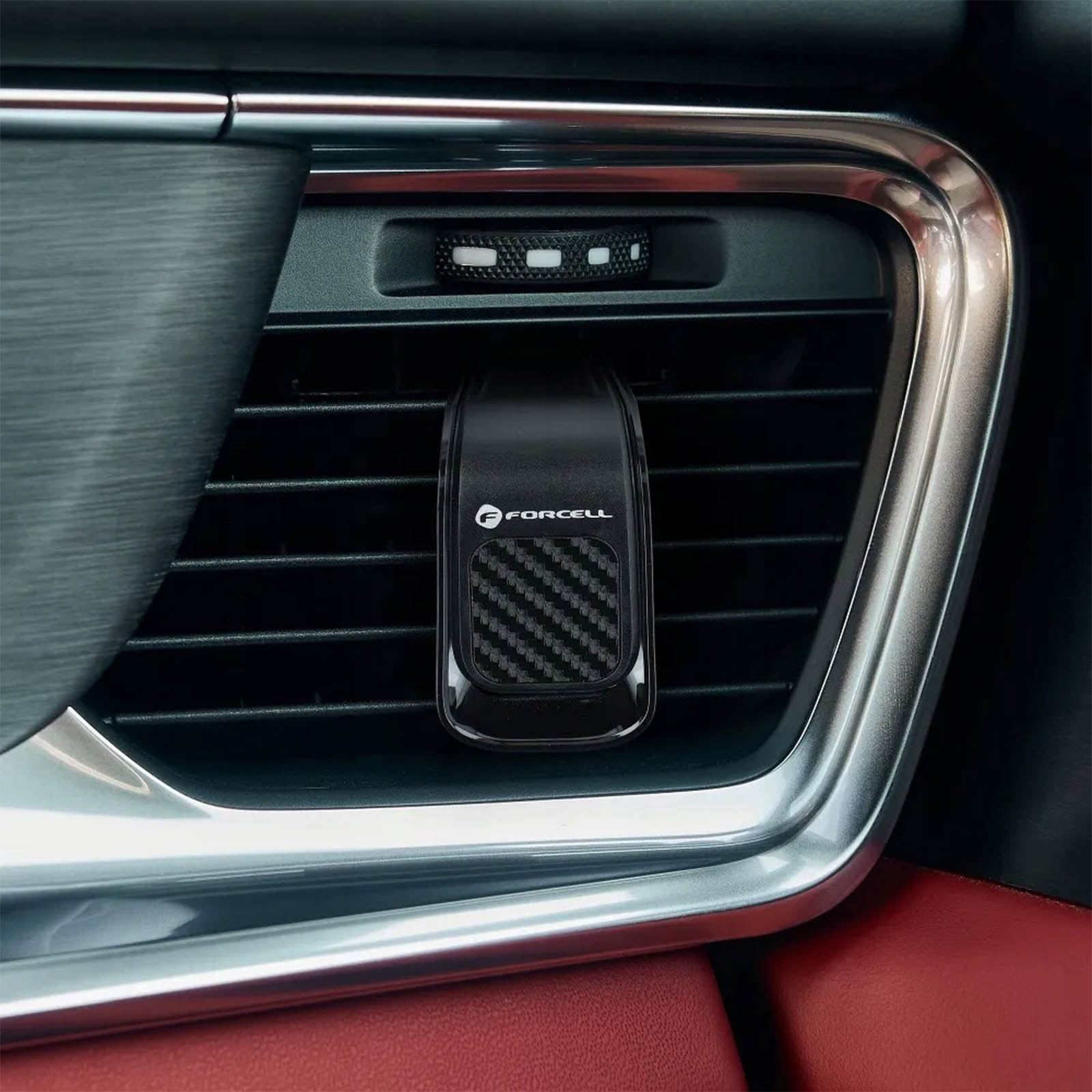 Schwarzer Handyhalter für die Lüftung im Auto mit Karbonfaser-Design. Rotes Interieur.