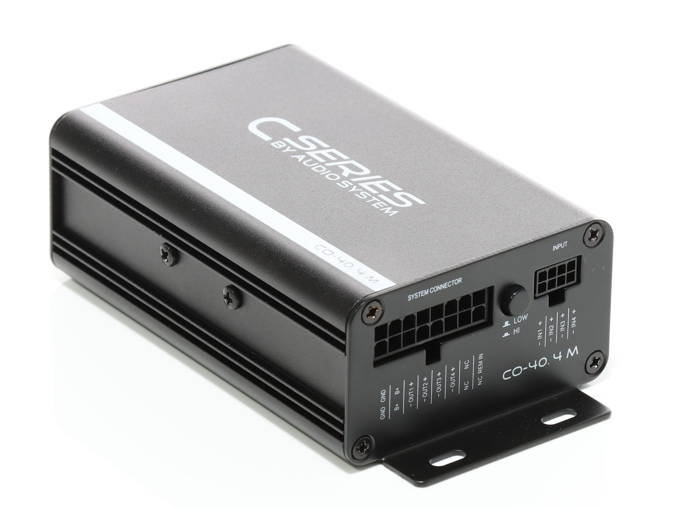 Schwarze Audiokomponente. Die Marke ist C SERIES by AUDIO SYSTEM. Hat Anschlüsse und Schrauben.
