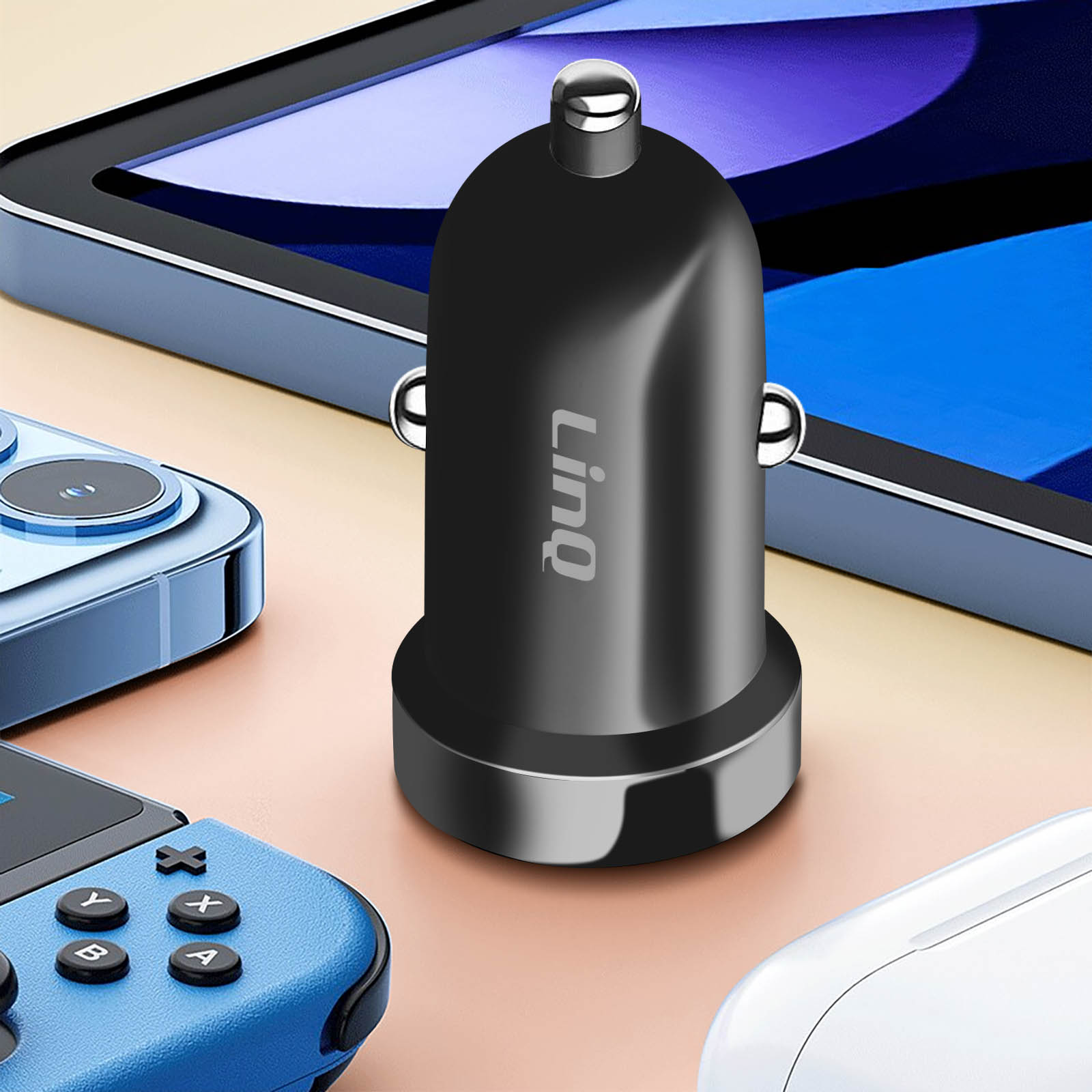 Ein schwarzes Autoladegerät mit dem Markennamen Linq, neben einem Telefon und einer blauen Spielkonsole.