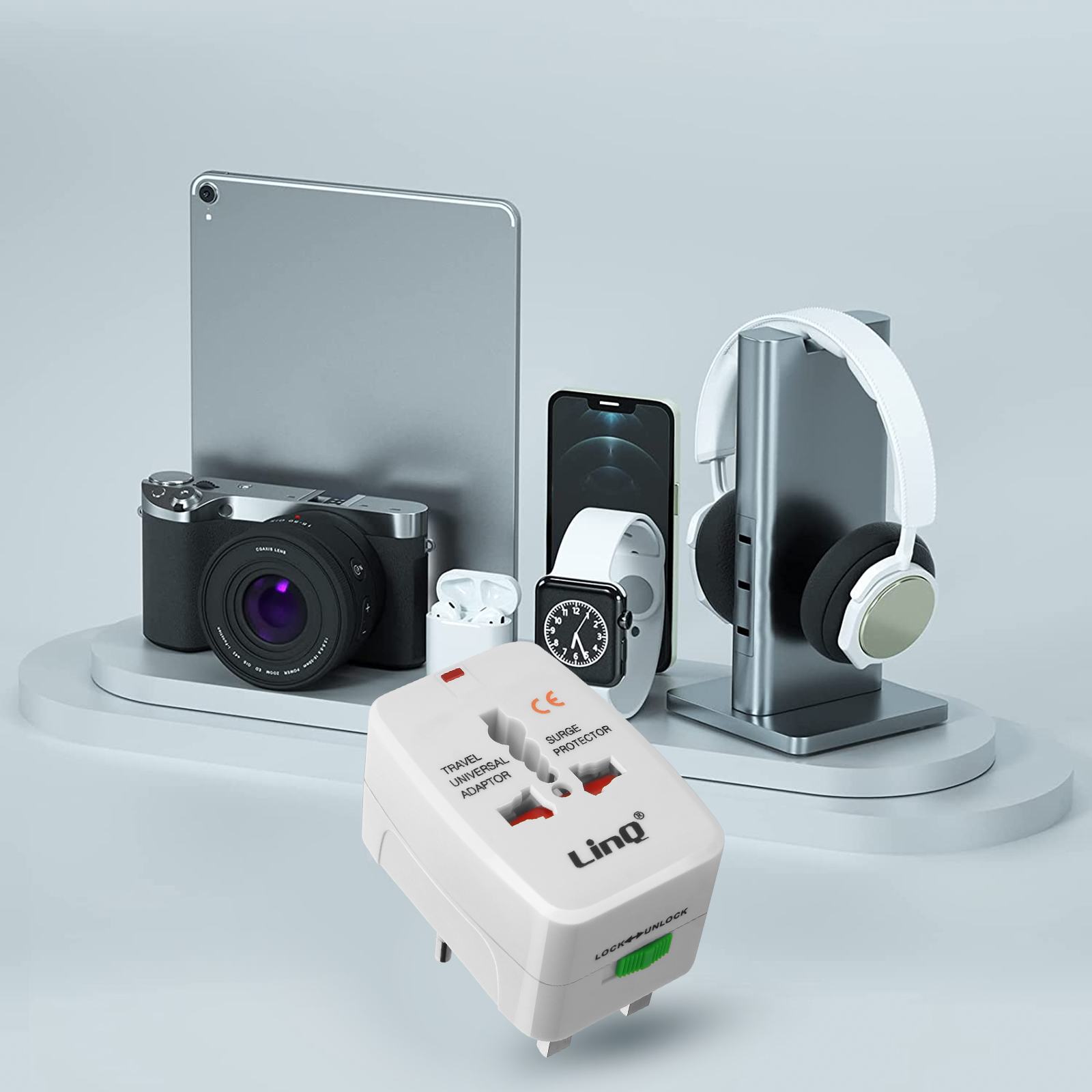 Vari dispositivi elettronici su un supporto, tra cui un tablet, un telefono, una fotocamera, un orologio e cuffie.