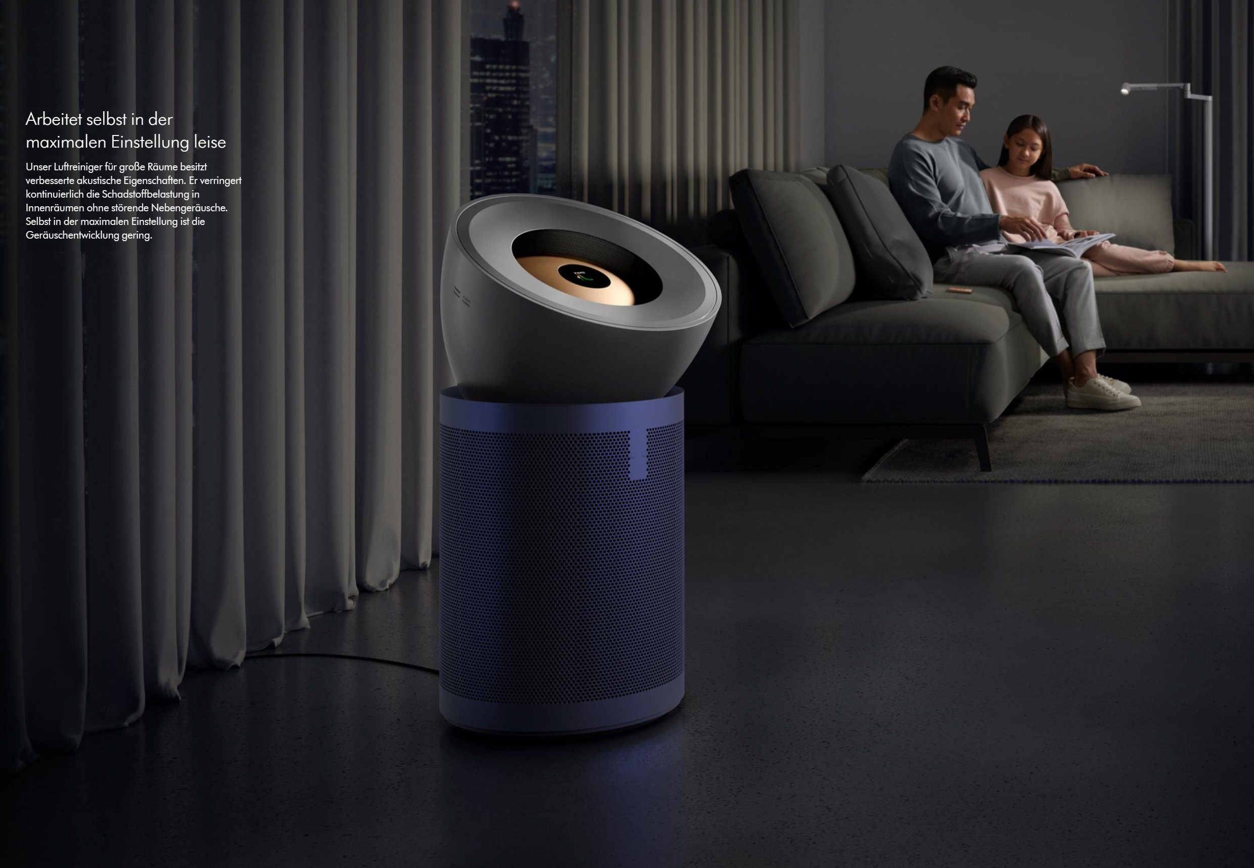 Ein Raum mit Luftreiniger, ein Paar auf dem Sofa und eine Lampe.