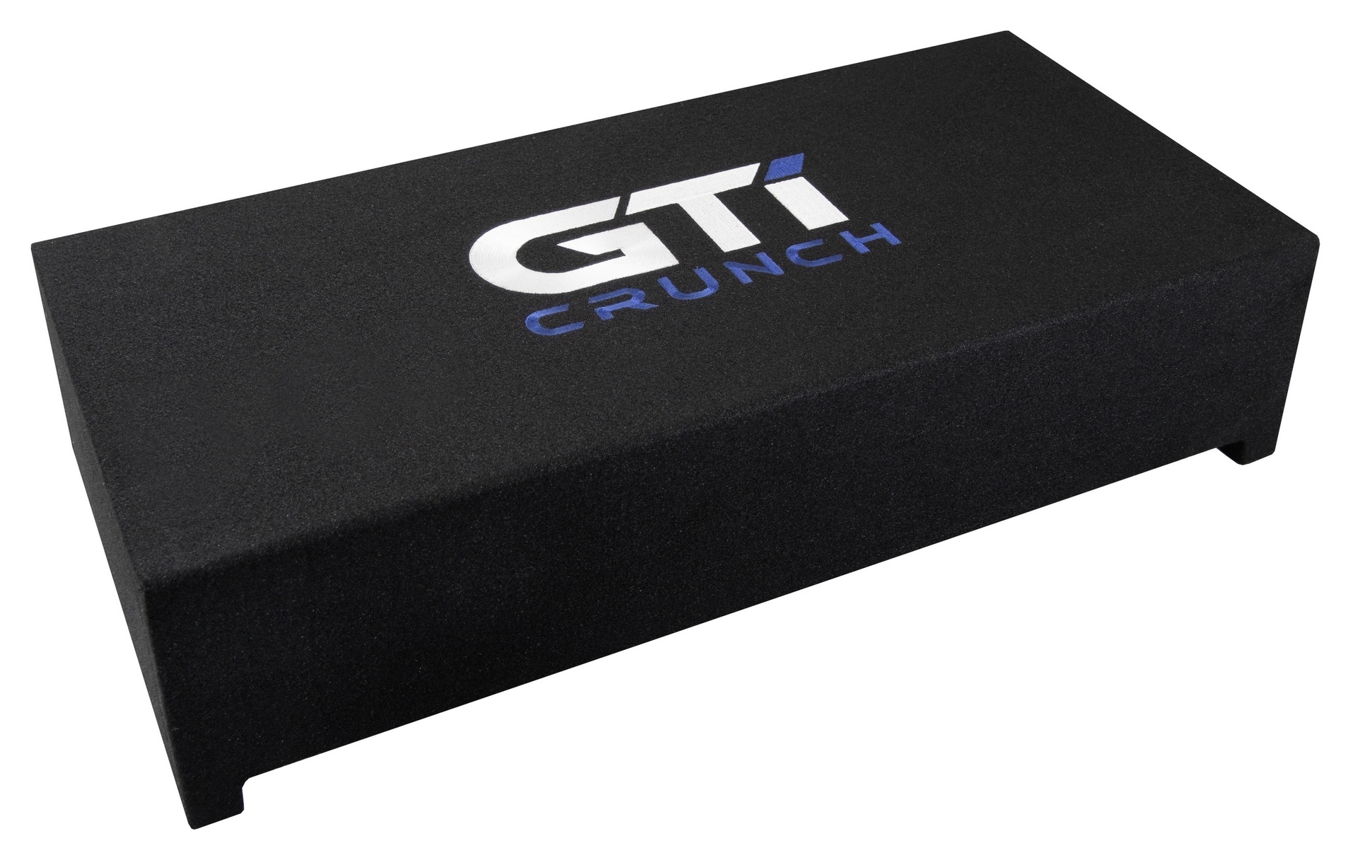 Eine schwarze Subwoofer-Box mit den Wörtern GTI CRUNCH in Weiß und Blau bedruckt.