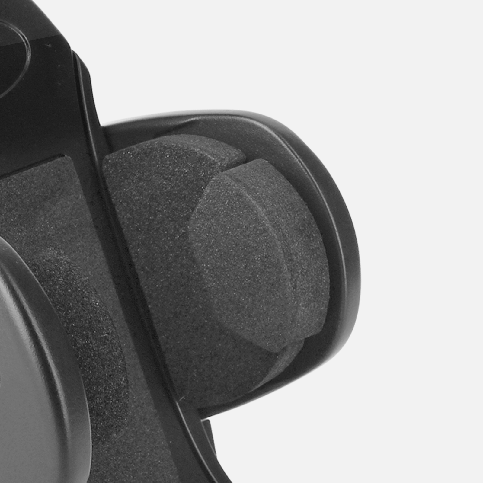 Nahaufnahme einer schwarzen Schaumstoffpolsterung in einem schwarzen Telefonhalter. Die Polsterung ist grau.