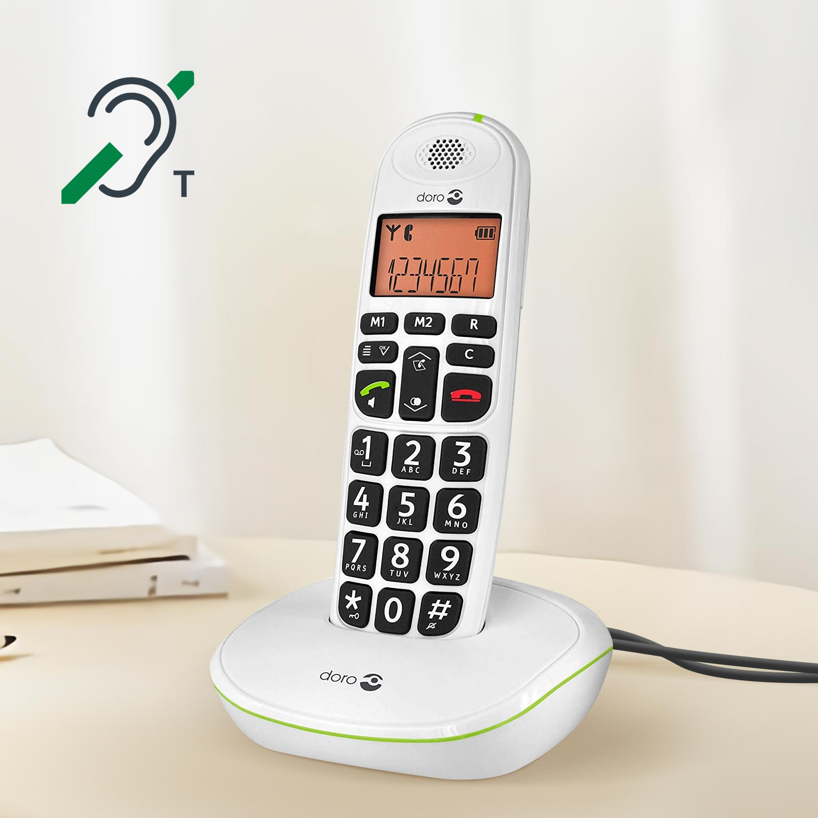 Un telefono bianco con pulsanti grandi su un supporto. Ha uno schermo che mostra i numeri. Simbolo di apparecchio acustico.