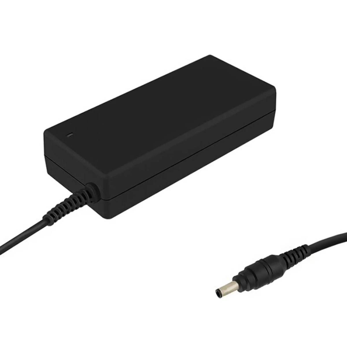 Schwarzes Netzteil mit angeschlossenem Kabel und separatem Stecker auf weißem Hintergrund.