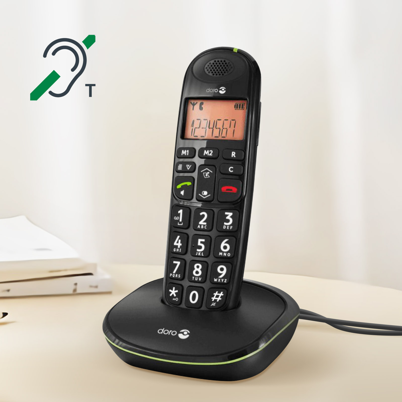 Un teléfono Doro negro en su base. La pantalla muestra un número de teléfono. El fondo es una mesa.