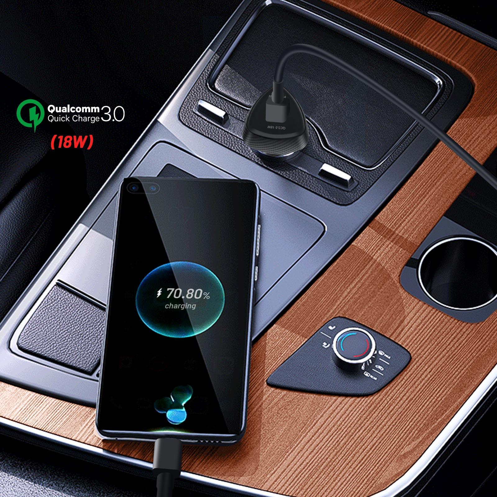 Armaturenbrett mit Telefonladung, zeigt 70 % Ladung. Quick Charge 3.0 Label.