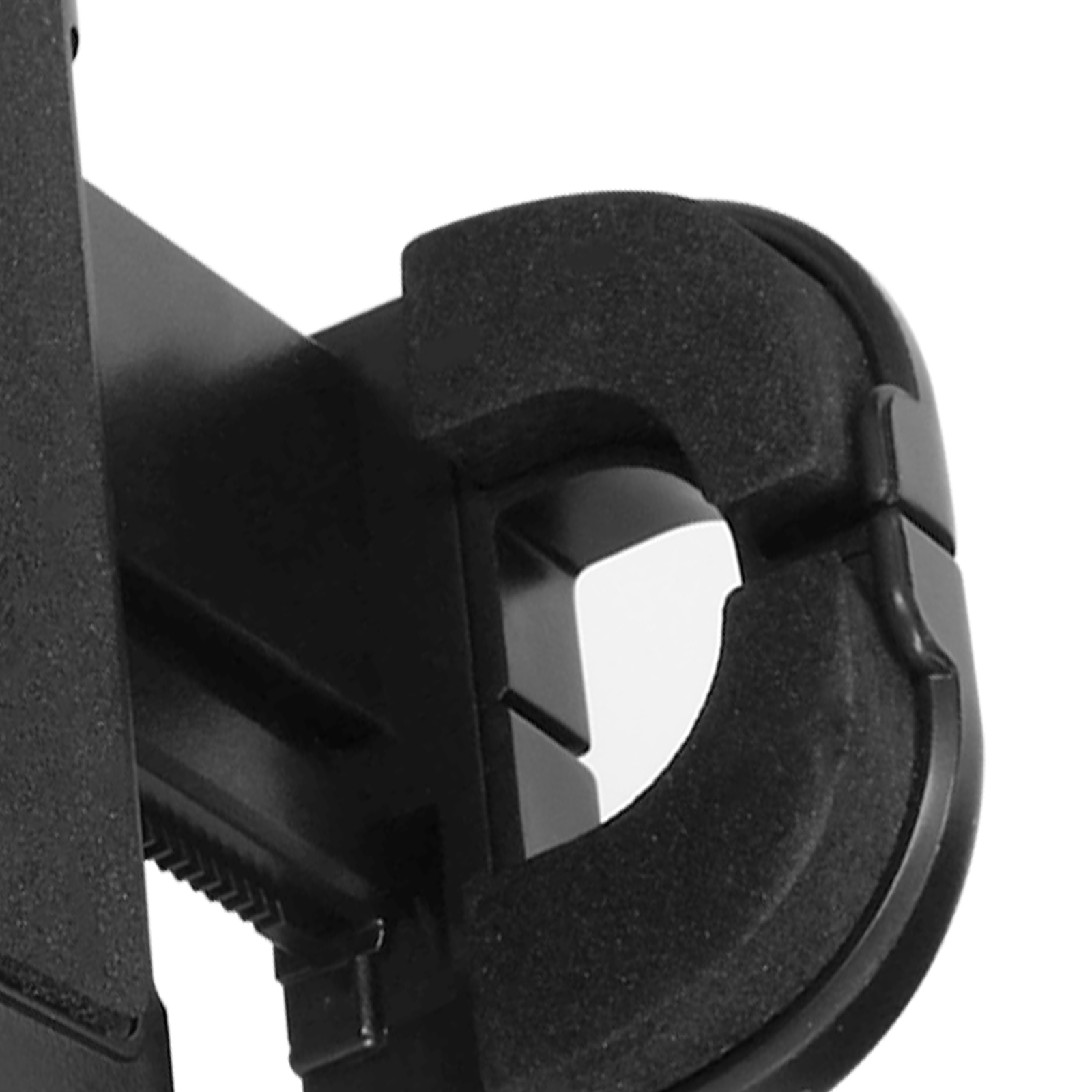 Nahaufnahme eines schwarzen Handyhalters für die Lüftungsschlitze im Auto, die den Teil zeigt, der die Lüftungsgitter greift.