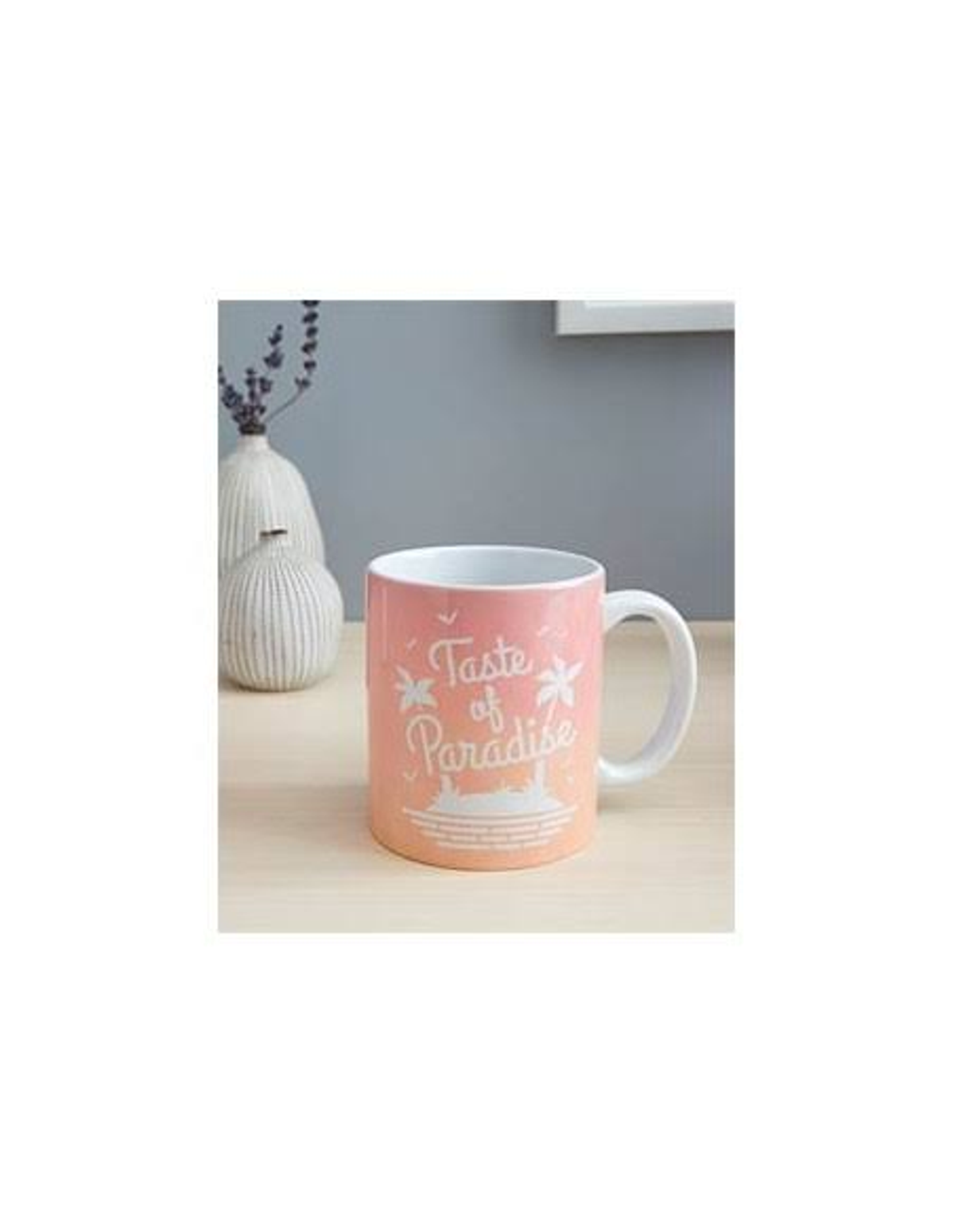 Eine Tasse mit den Worten 'Taste of Paradise'.