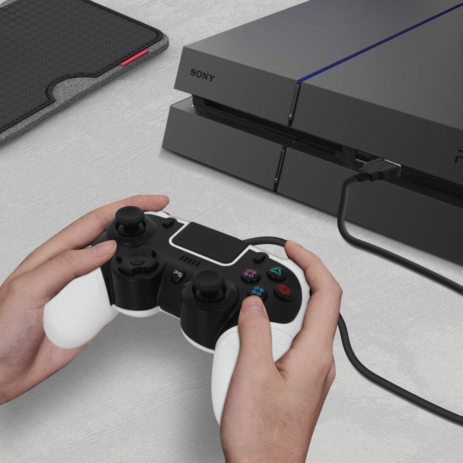 Manos sosteniendo un mando de juegos blanco y negro conectado a una consola PlayStation 4.