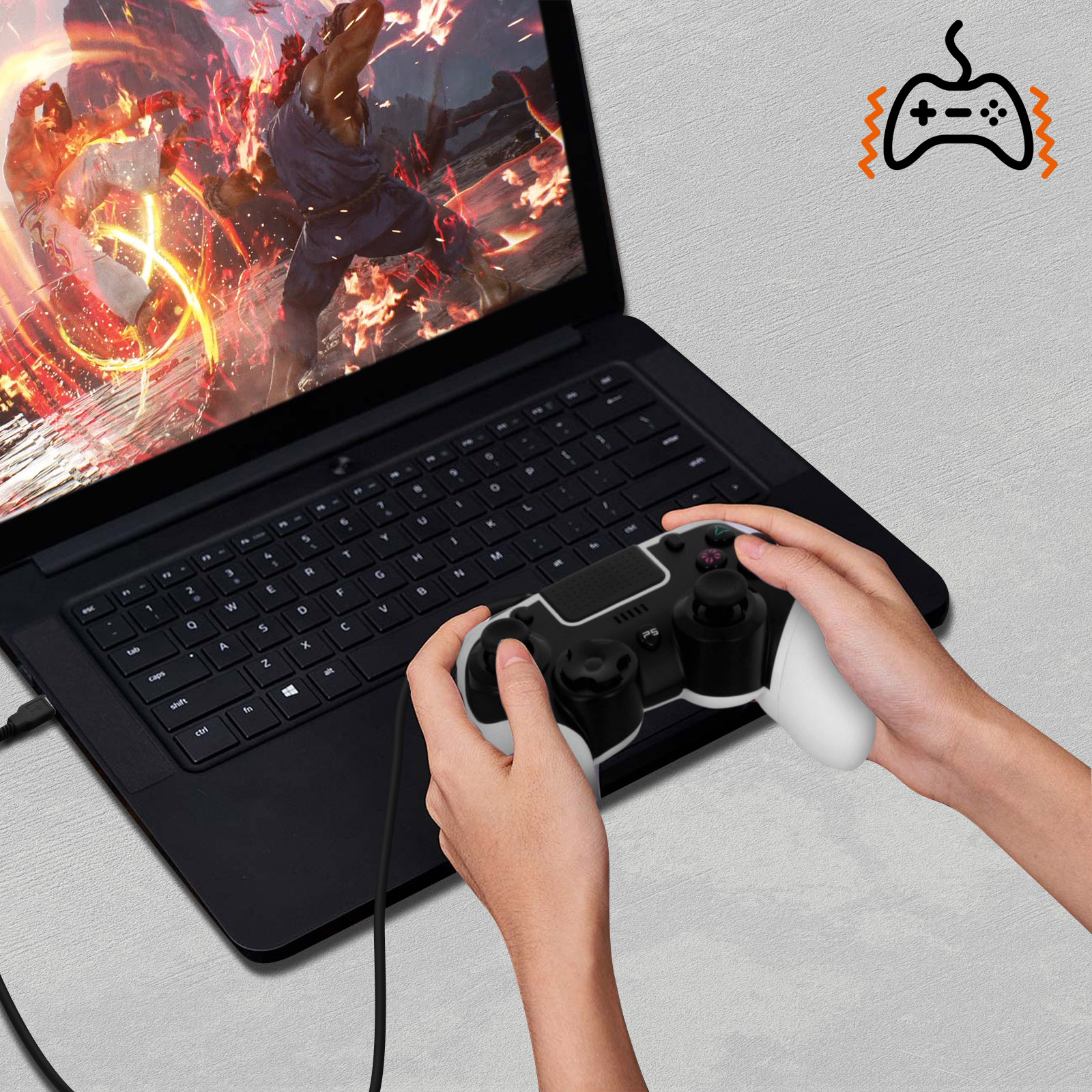Una persona sostiene un mando de juego blanco y negro conectado a un portátil que muestra un juego.