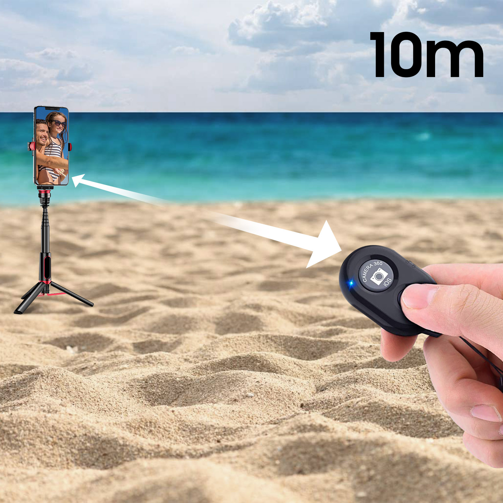 Persona usando un mando para tomar foto con un teléfono en un palo selfie en la playa.