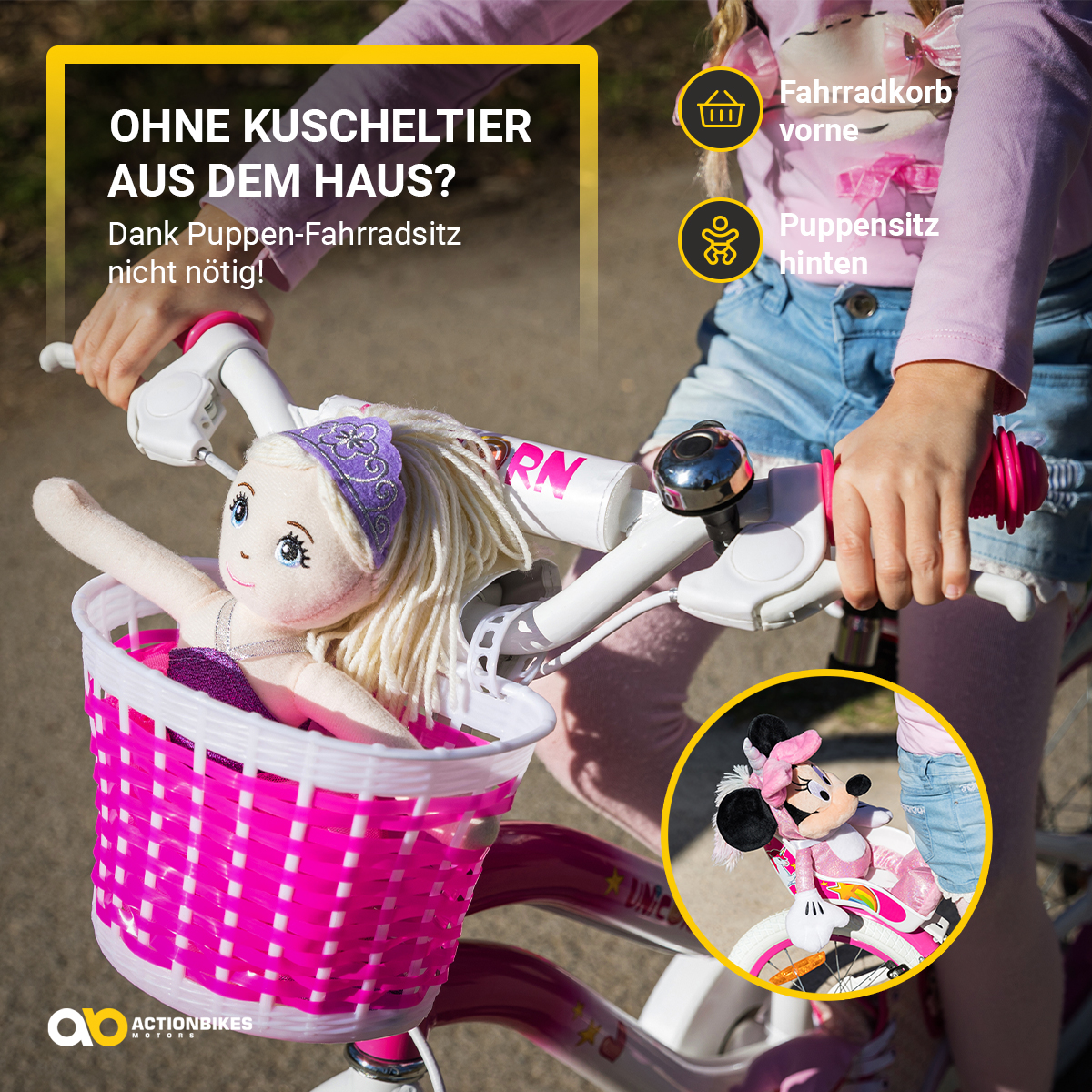 Ein Kind auf einem rosa Fahrrad mit einer Puppe in einem Korb. Das Kind hält den Lenker.