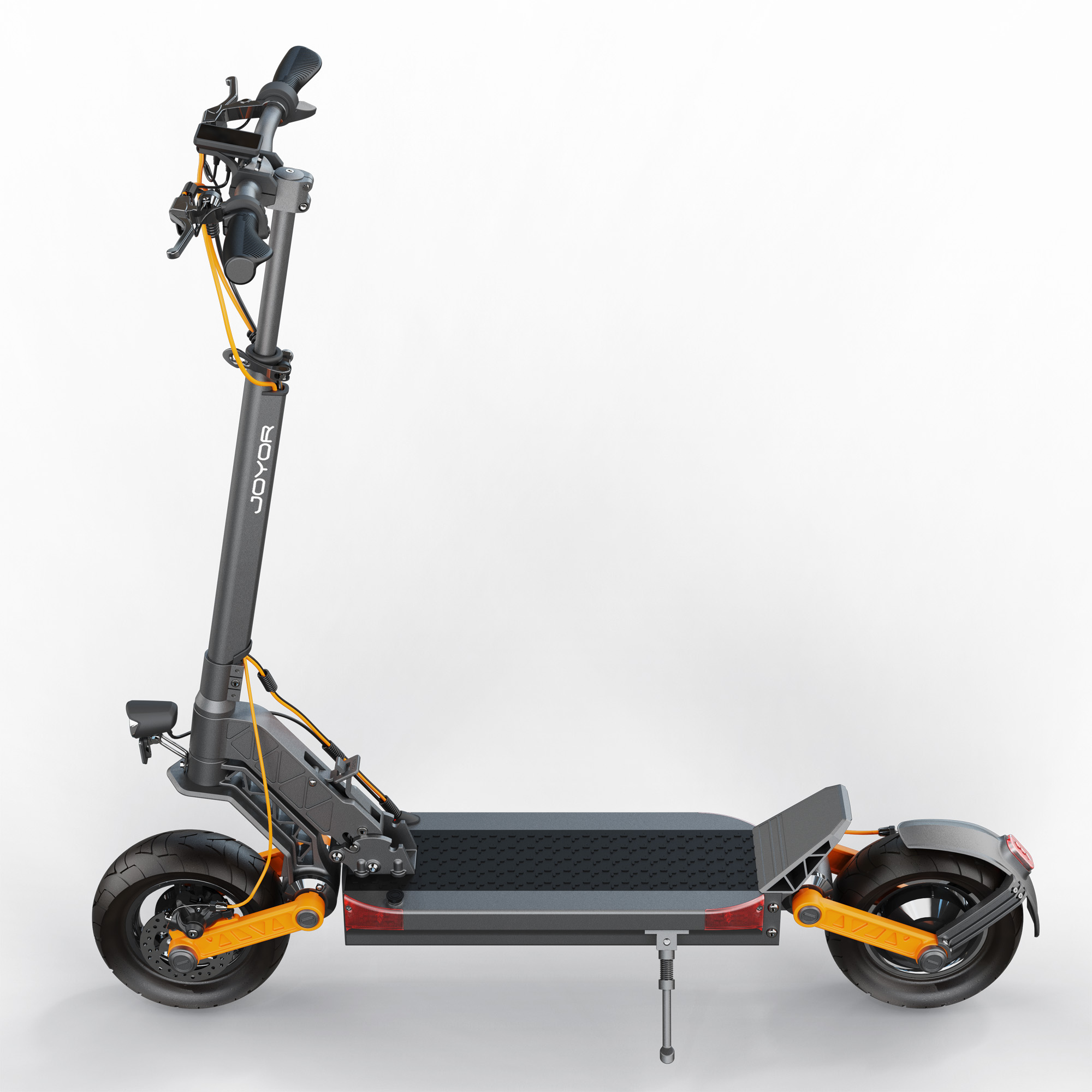 Schwarzer Elektroroller mit orangefarbenen Akzenten. Marke Joyor. Weißer Hintergrund.