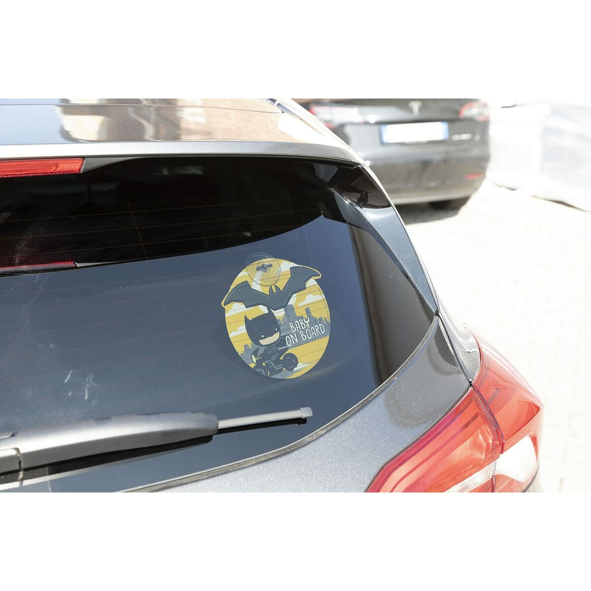 Aufkleber für die Heckscheibe: Batman-Logo und -Bild mit Text 'Baby on Board' vor Auto.