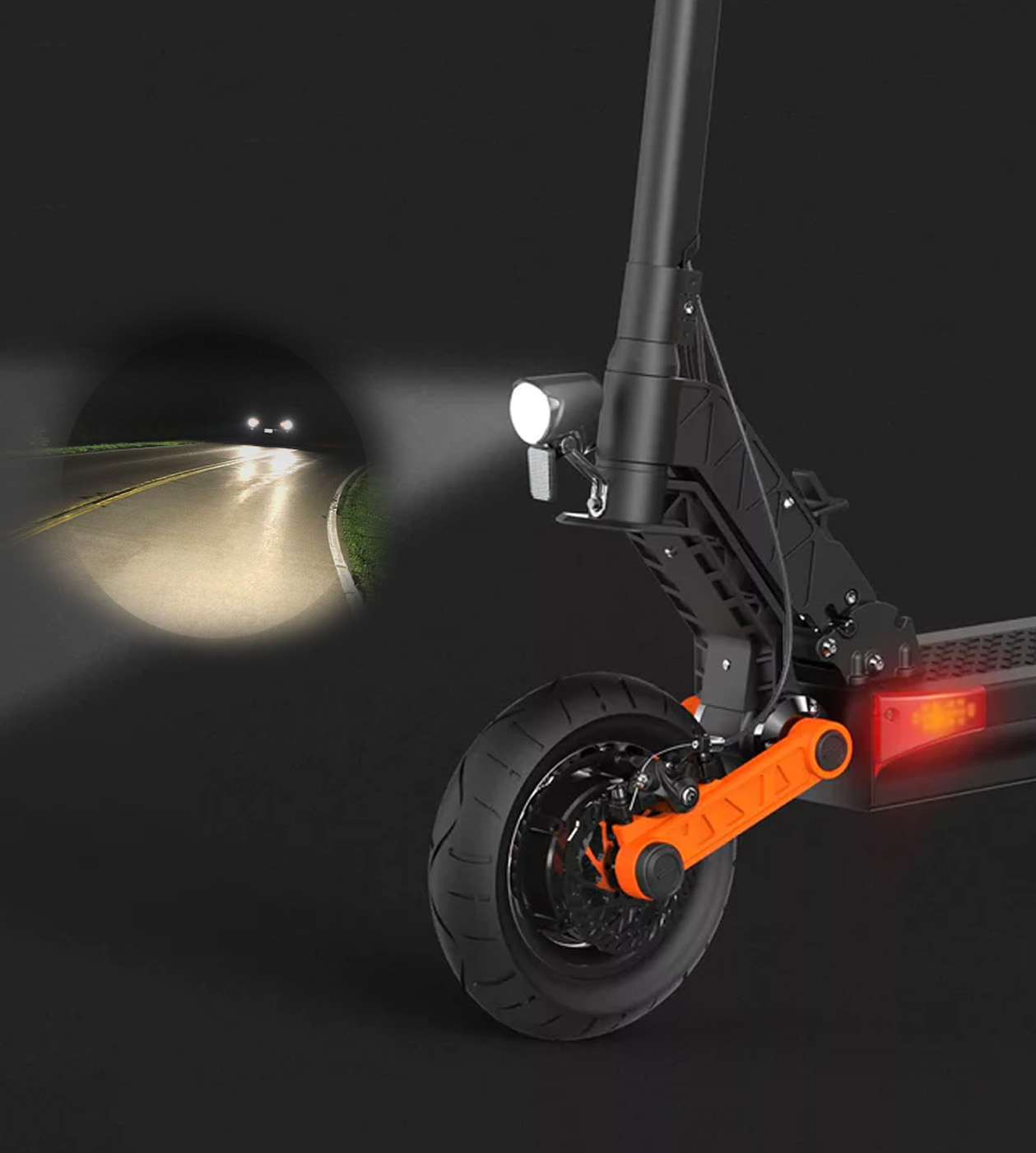 Elektroroller bei Nacht. Der Roller hat einen Scheinwerfer und ein Rücklicht. Die Straße ist sichtbar.