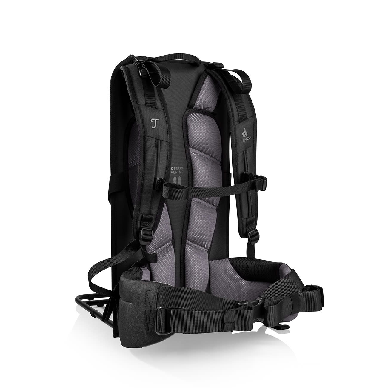 Ein schwarzer Rucksack mit grauem Rückenteil. Er hat Gurte und einen Hüftgurt. Der Hintergrund ist weiß.