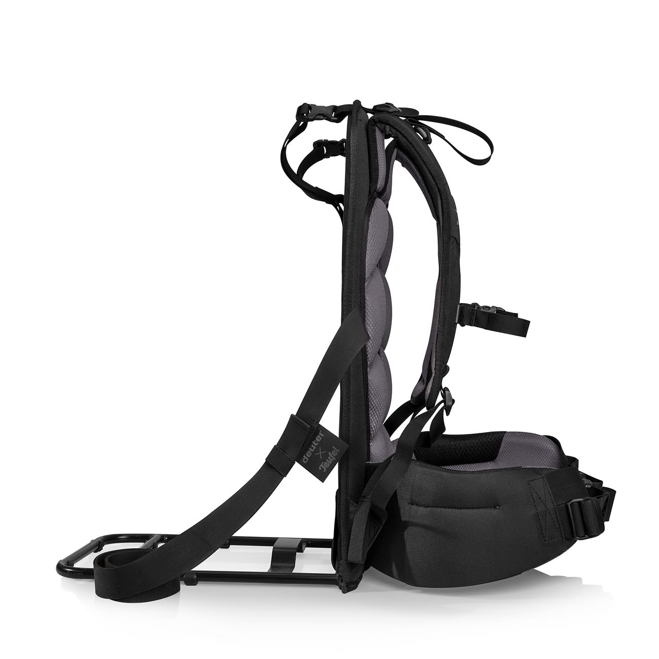 Schwarzer und grauer Deuter Wanderrucksack mit Metallrahmen, von der Seite gesehen, isoliert auf weißem Hintergrund.