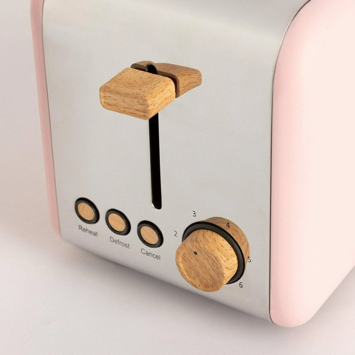 Tostadora con detalles de madera. Rosa y plateado. Controles visibles.
