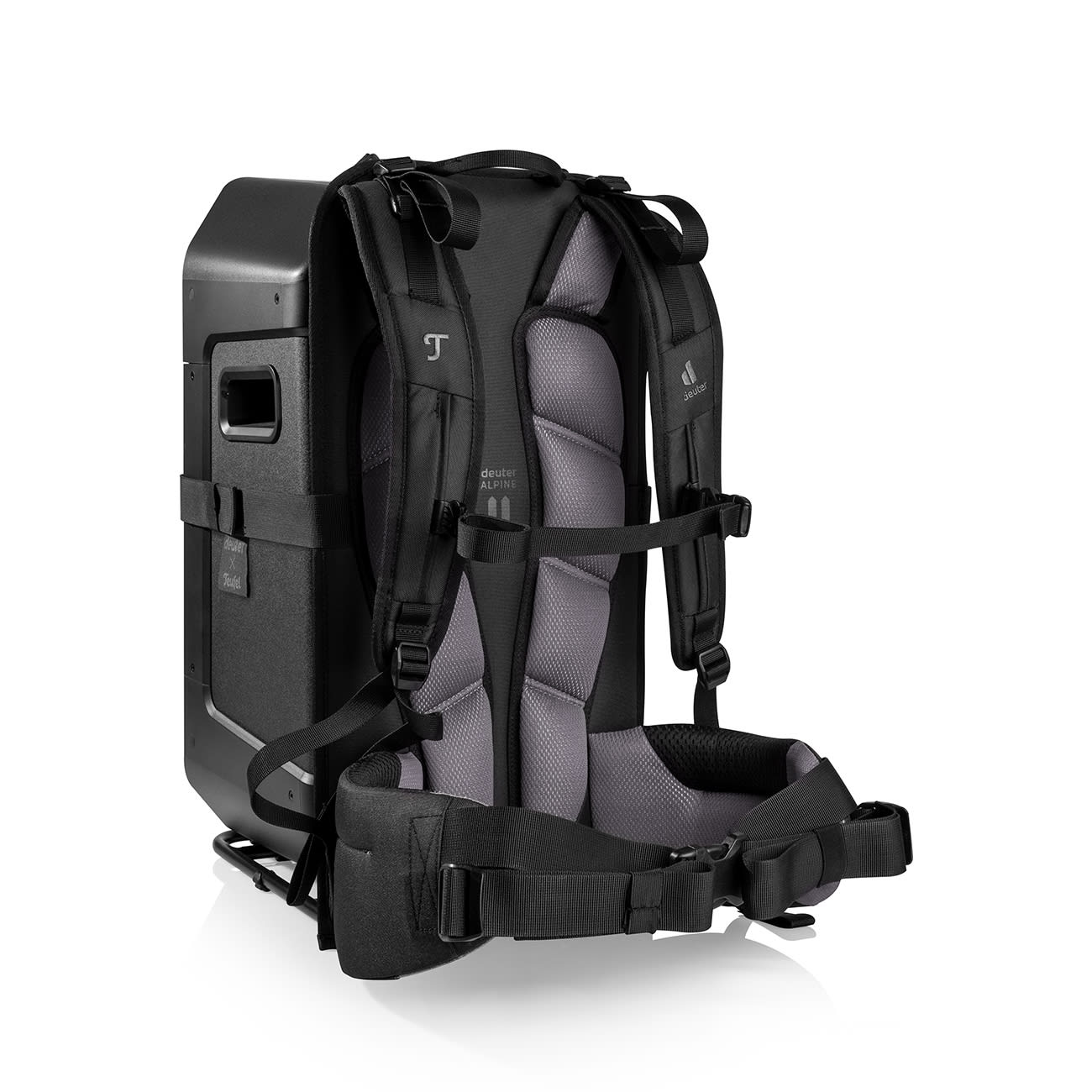Schwarzer Rucksack mit kastenförmiger Struktur. Graue und schwarze Gurte. Weißer Hintergrund.