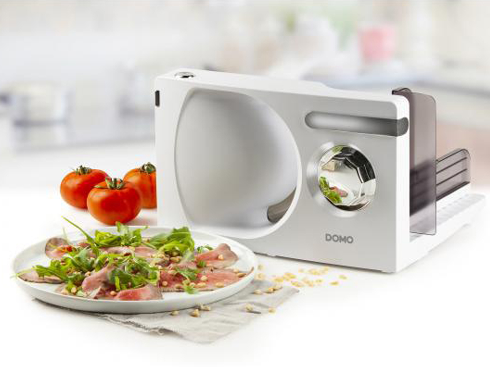 Trancheuse alimentaire blanche avec assiette de nourriture, tomates et la marque DOMO.