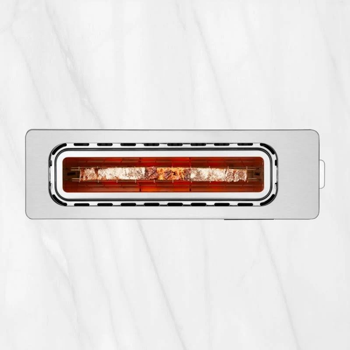 Toster z dwiema kromkami tostów w środku, widok z góry.