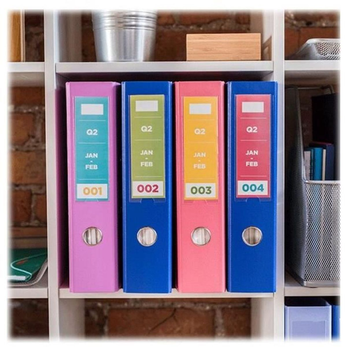 Organisierte Regale mit Ordnern. Rosa, blaue, rosa und blaue Ordner mit Etiketten sind sichtbar.