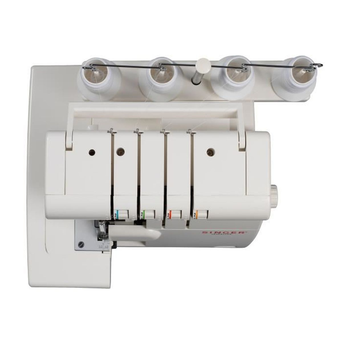 Biała maszyna do szycia Singer, ze szpulkami nici. Maszyna ma dźwignie kodowane kolorami.