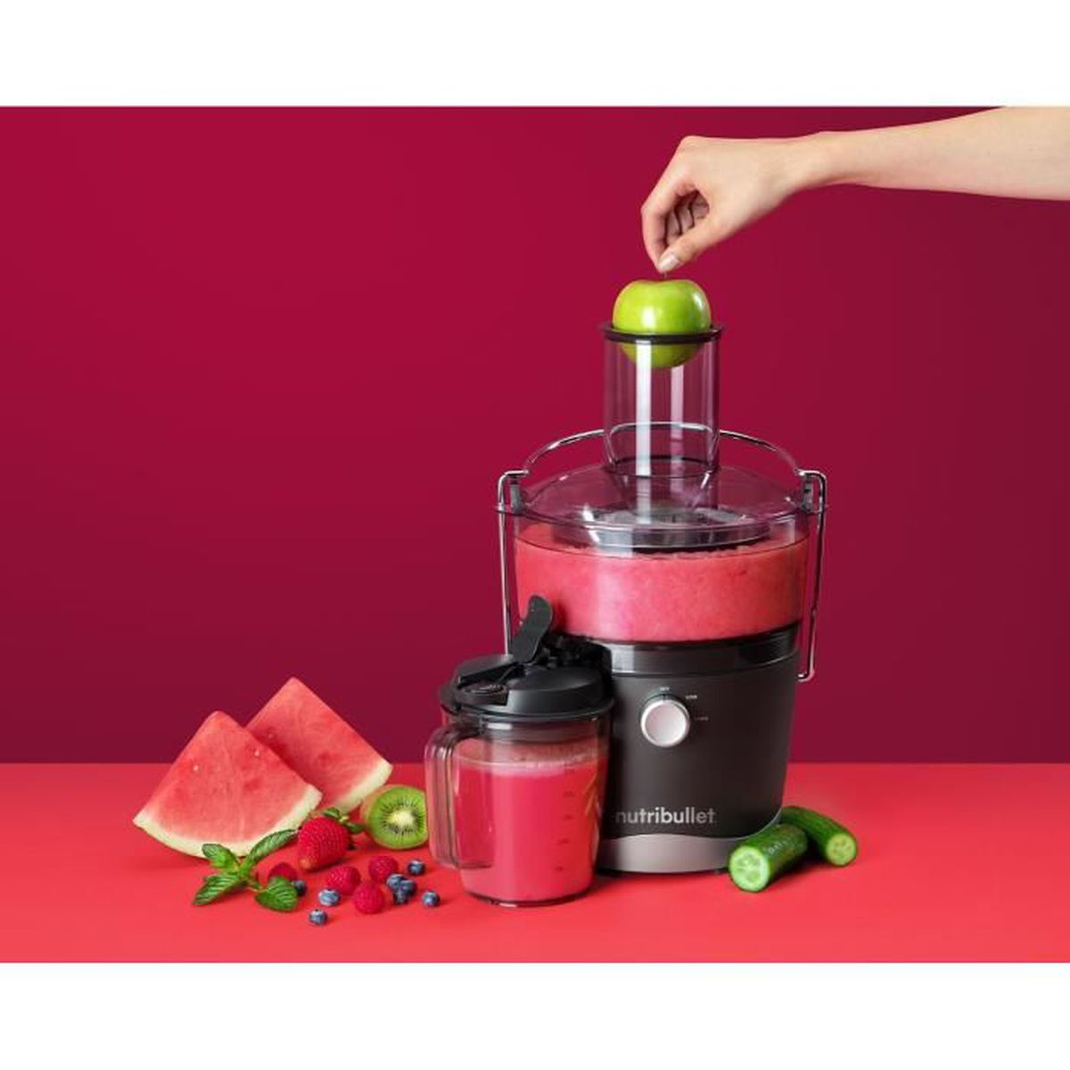 Centrifuga con aggiunta di mela verde, con fette di anguria e bicchiere di frullato.