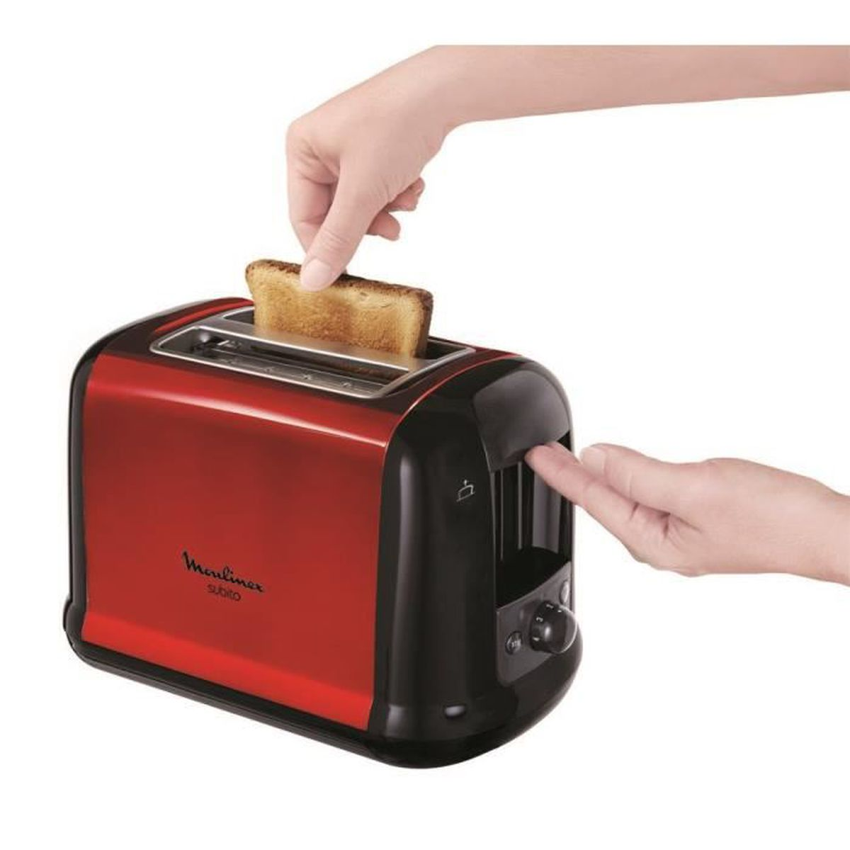 Ein roter Toaster mit schwarzen Akzenten. Eine Hand legt Toast ein.