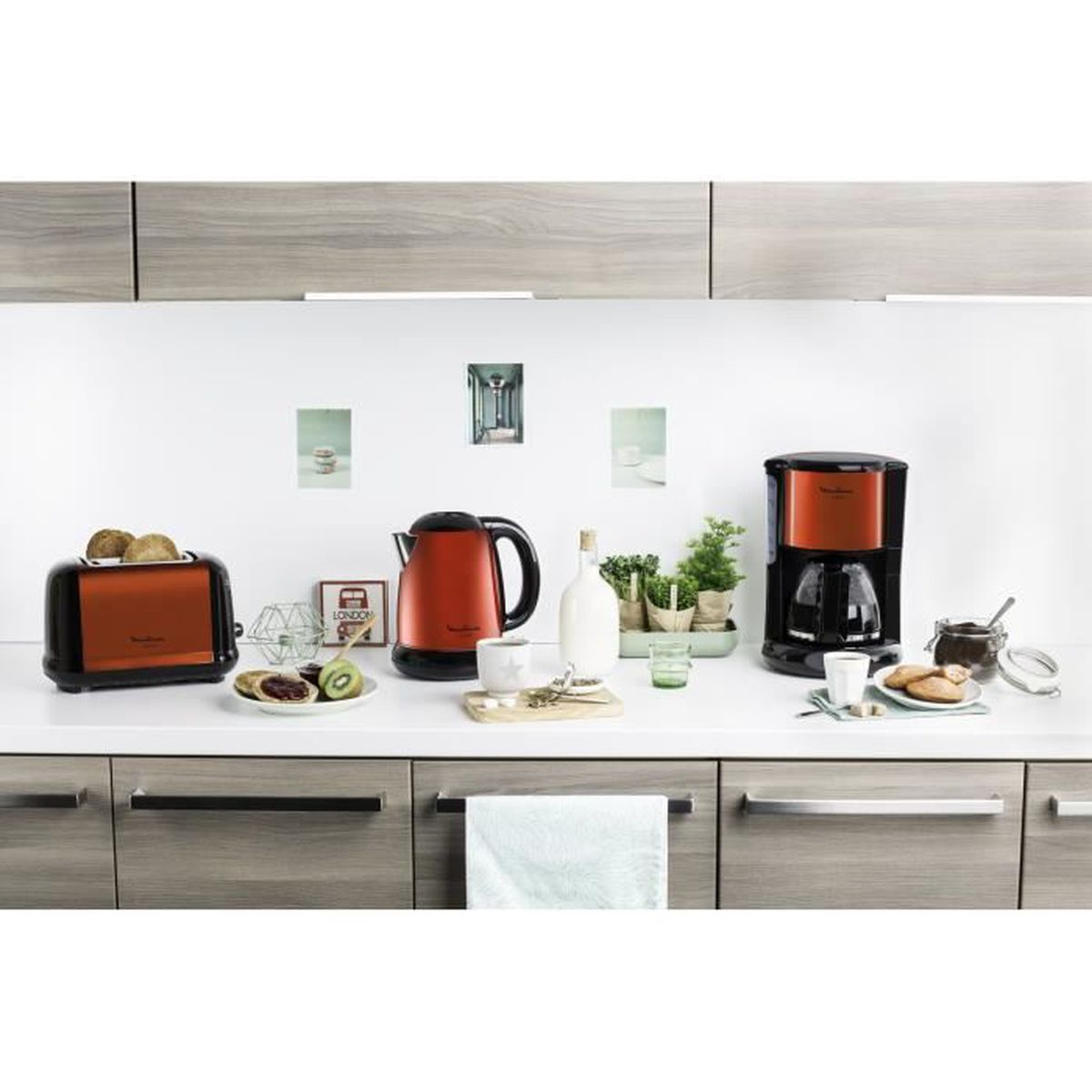 Küchenszene mit orangefarbenen Geräten: Toaster, Wasserkocher, Kaffeemaschine. Frühstücksartikel.