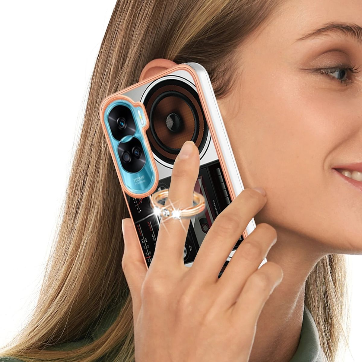 Eine Frau, die ein Telefon in einer dekorativen Hülle hält. Ein Ring mit Steinen ist an ihrem Finger.